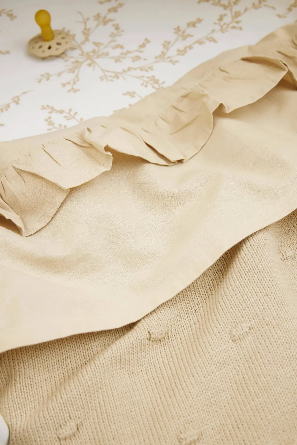 Best Meyco Baby Ledikantlaken Ruffle 100X150 Sand